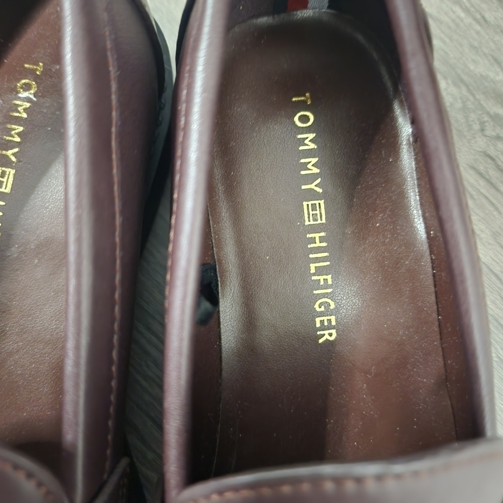 Size 6 Women's Tommy Hilfiger Terina Loafers With Gold Hardware. - Picture 5 of 8